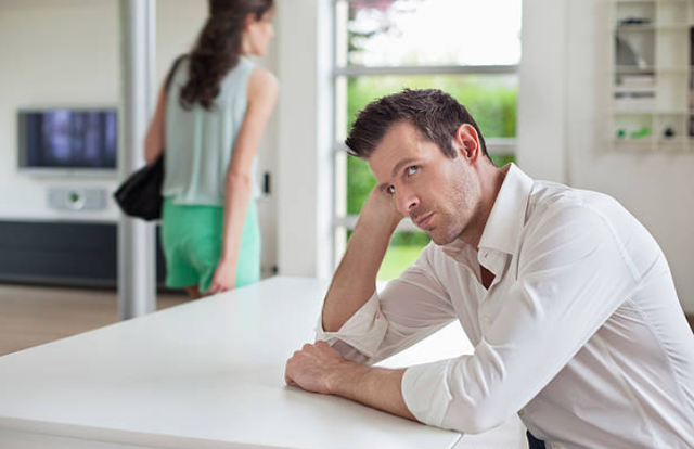 10+ Dấu hiệu đàn ông ngoại tình CHÍNH XÁC nhất 4 Thờ ơ với gia đình vợ con