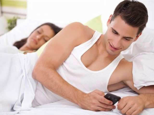 Phát hiện chồng nhắn tin cho gái - Cách xử lý khôn khéo của vợ 1 Phát hiện chồng nhắn tin cho gái
