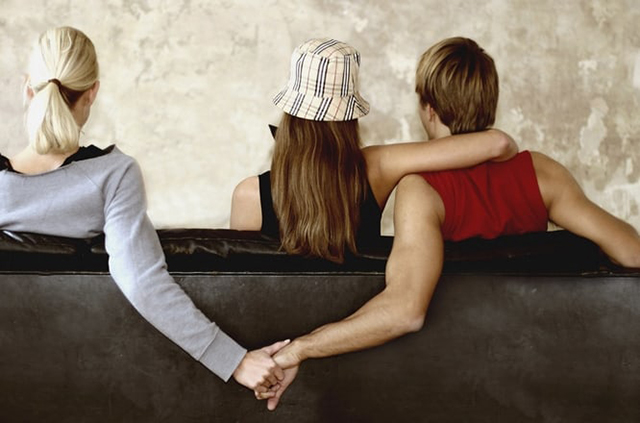 Mơ thấy người yêu ngoại tình là điềm báo gì? Giải mã chi tiết 3 Mơ người yêu ngoại tình với bạn thân