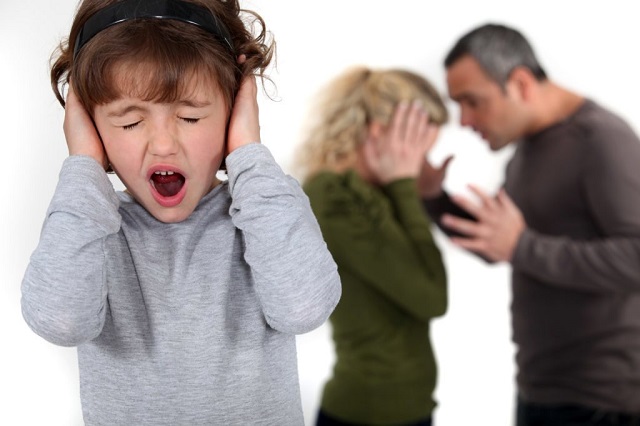 Không nên để chuyện gia đình ảnh hưởng đến con cái khi chồng bạn ngoại tình