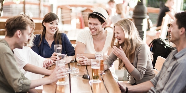 99+ Biểu hiện của đàn ông khi yêu thật lòng nên biết 2 Đàn ông khi yêu thật lòng sẽ giới thiệu bạn với bạn bè, gia đình
