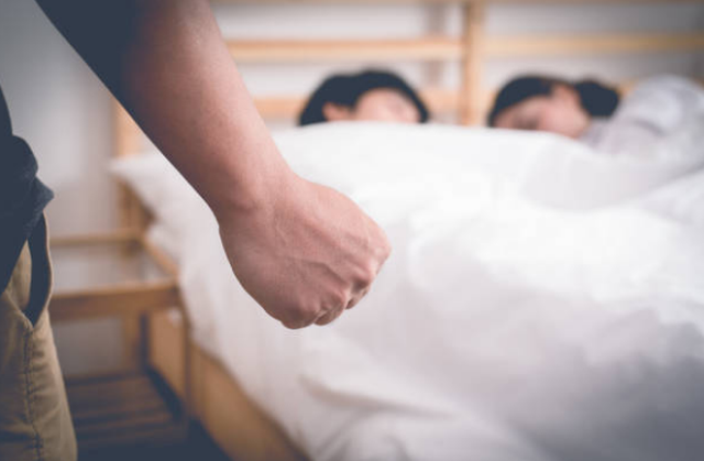 5 Kết cục của phụ nữ ngoại tình - CAY ĐẮNG và BI THẢM 2 Phụ nữ ngoại tình tự làm hình ảnh bản thân xấu đi