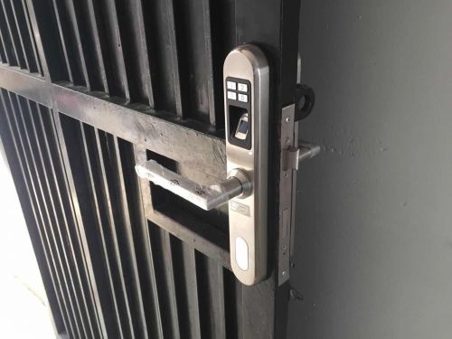 Sử dụng ổ khóa cửa sắt sẽ giúp gia đình bạn nâng cao đáng kể tính an toàn cho ngôi nhà. Hãy lựa chọn sản phẩm chất lượng từ chúng tôi để đảm bảo cho sự yên tâm của bạn.