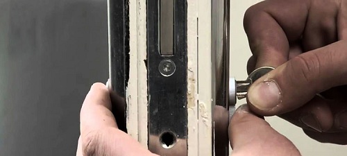 cách lắp khóa cửa tay gạt