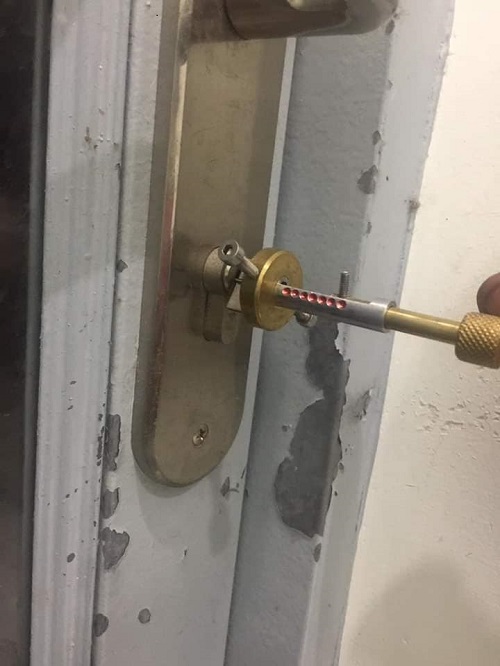 cách thay ổ khóa cửa đơn giản tại nhà
